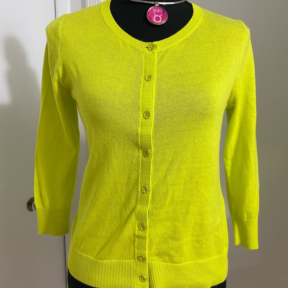 Gap women size XS -3/4 inch sleeves Sweater
Slim fit front button’s / color lime